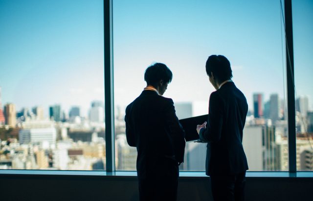 OJT研修の意味や目的は？メリット・デメリットや進め方も紹介！