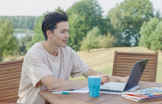 ワーケーションはどんな働き方？メリットやデメリットについても！