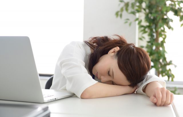 仮眠する時の姿勢が重要！座ったまま職場や家のデスクで眠る方法は？