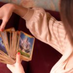 占い師・セラピストの働き方を紹介！個人開業するメリット・デメリットと必要な手続きとは