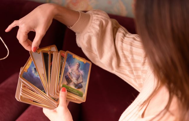 占い師・セラピストの働き方を紹介！個人開業するメリット・デメリットと必要な手続きとは