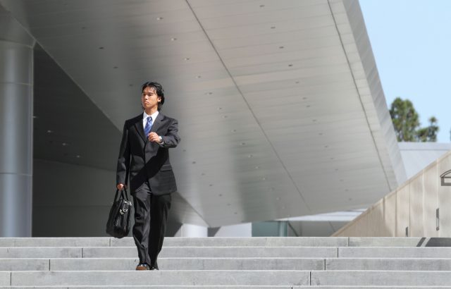 出向とは？意味や給与の支払い者・派遣との違いもリサーチ！